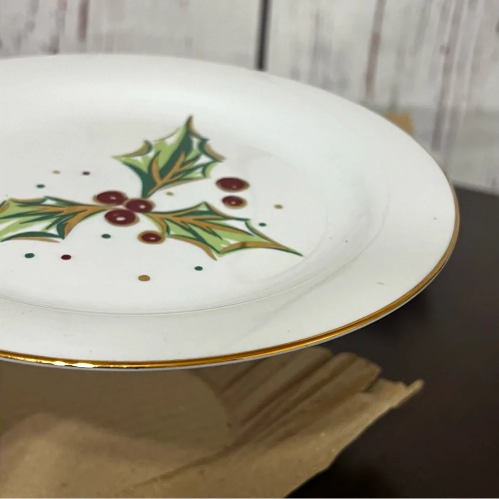 Elegant Holly Design Dinner 7.5”  Plates 4 piece set porcelain vintage 2001